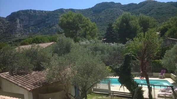 Vue générale sur jardin patio piscine, pool-house et Luberon