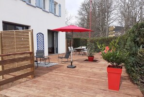 Terrasse 50m2 équipée ! Table, chaises , transats, et BBQ