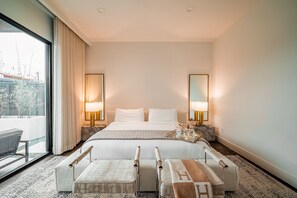 1st Floor:Primary Suite, king bed, twin daybed w/ trundle,private terrace,65”tv