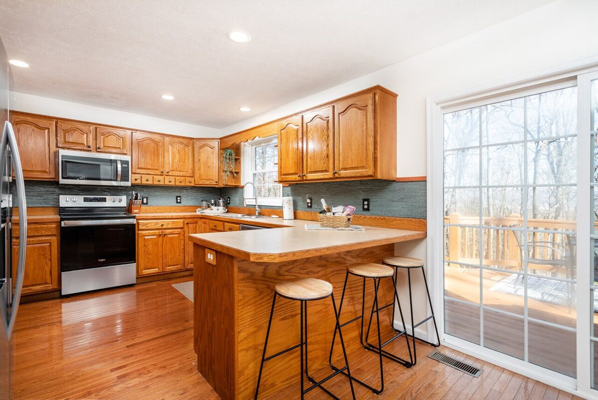 Mountain retreat⛷ 400Mbps | Hot Tub | BBQ | Pets | Deck | 3300ft2 | King Bed