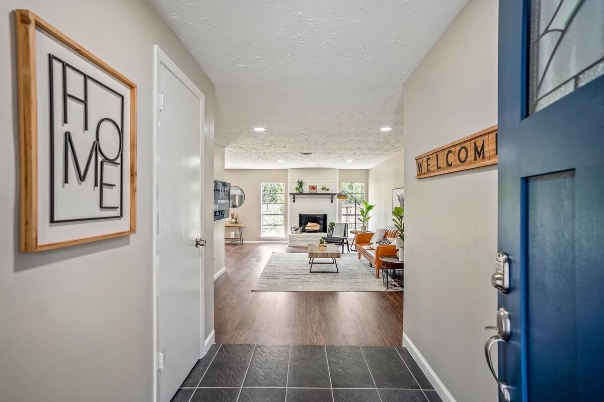 Modern Stay Centrally Located in The Woodlands