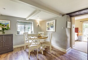 Jasmine Cottage, near Shaftesbury: The dining area