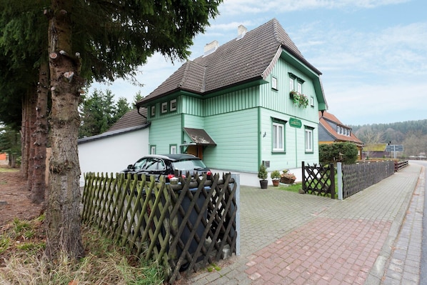 Stugans exteriör [sommar]