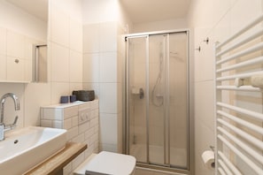 Bad mit Dusche und WC