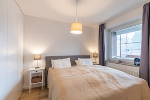 Schlafzimmer 1 mit Doppelbett