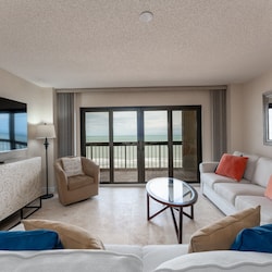 Direct Oceanfront Living Room