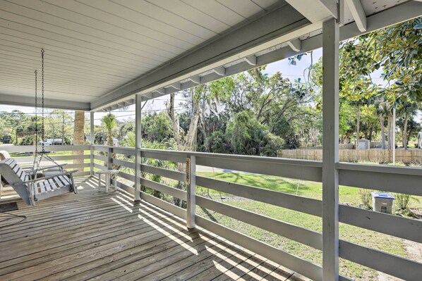 Steinhatchee Vacation Rental | 3BR | 2BA | 1,300 Sq Ft | Stairs Required