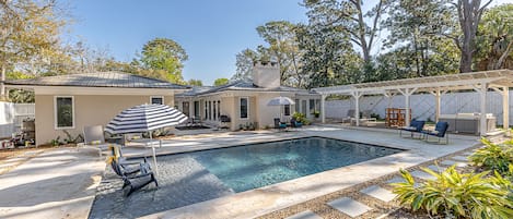 Beautiful pool and outdoor living space at Island Pearl