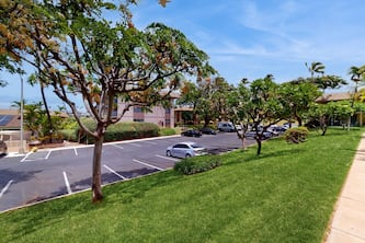Corner condo with pool access & private lanai - walk to beach