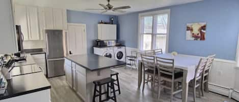 Large eat in kitchen with washer and dryer 