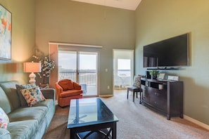 Living room with a view!
Left door leads to the porch, right door to sunroom