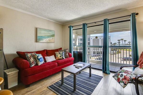Get Ready to Be Spoiled! - Everything about Casa del Mar 257 - La Costa is aesthetically pleasing. From the large, elegant windows to the handsome, high-quality furnishings, this beautiful condo was designed with your luxury in mind.