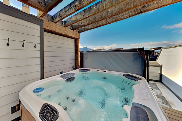 Outdoor spa tub