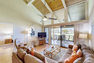 Beautiful home w/ocean & fairway views from lanai, shared pool/hot tub, & tennis