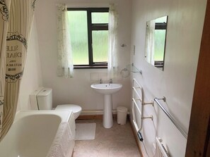 Bathroom | Sycamore Lodge - Wayside Lodges, Bromham