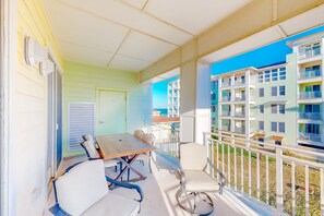 2nd-floor condo with views of the ocean, balcony, outdoor pool, gym & AC