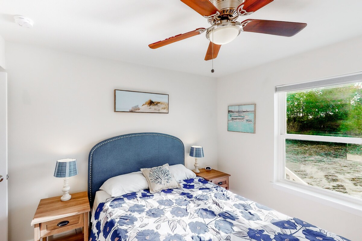 Waterfront home on a bay canal with private pool, foosball, Ping-Pong, fast WiFi
