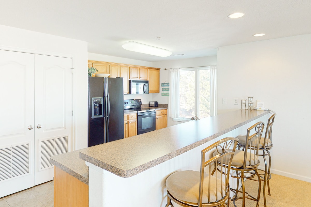 Beautiful home just 1 block from the beach w/shared pool, private washer/dryer