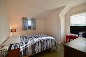 Queen room with AC and cable TV