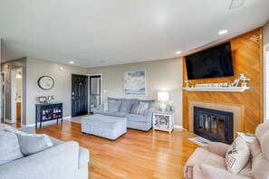 Living Room | Sleeper Sofa | Wood-Burning Fireplace | Smart TV