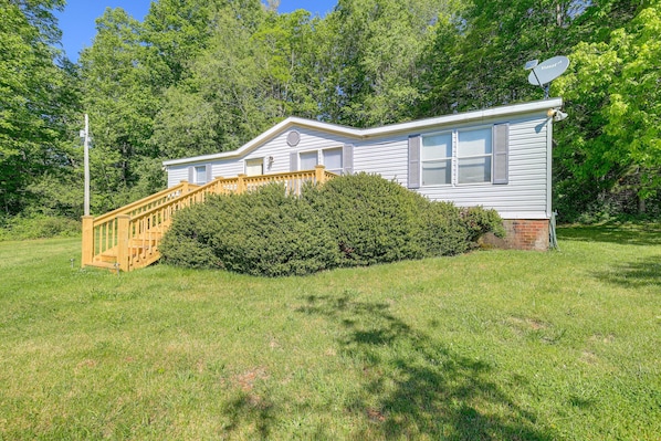 Willis Vacation Rental | 3BR | 2BA | Staircase to Access | 1,400 Sq Ft