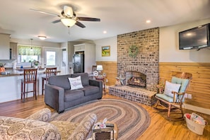Living Area | Free WiFi | Gas Fireplace | Flat-Screen TV w/ Cable