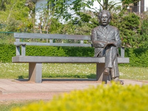 Pflanze, Möbel, Außenbank, Statue, Skulptur, Gras, Holz, Bank, Baum, Gartenmöbel