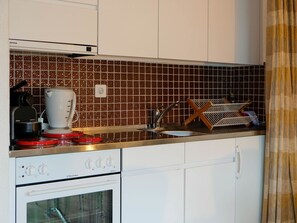 Cabinetry, Comptoir, Robinet, Cuisinière, Appareil De Cuisine, Cuisine, Evier, Électroménager, Cooktop, Le Fourneau