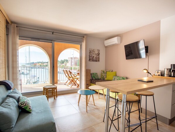Table, Meubles, Propriété, Bois, Design Intérieur, Chaise, Canapé, Sol, Sol, Plante