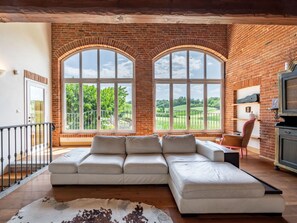 Lucht, Berg, Dag, Gebouw, Fabriek, Natuurlijk Landschap, Huis, Vegetation, Hoogland, Boom