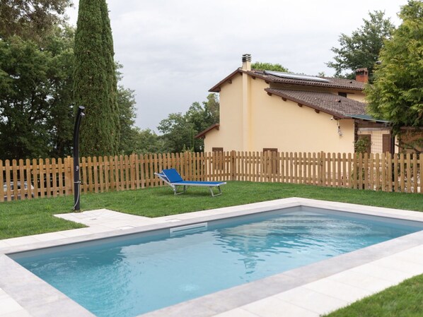 Water, Sky, Plant, Swimming Pool, Building, Tree, Shade, Grass, Leisure, Landscape