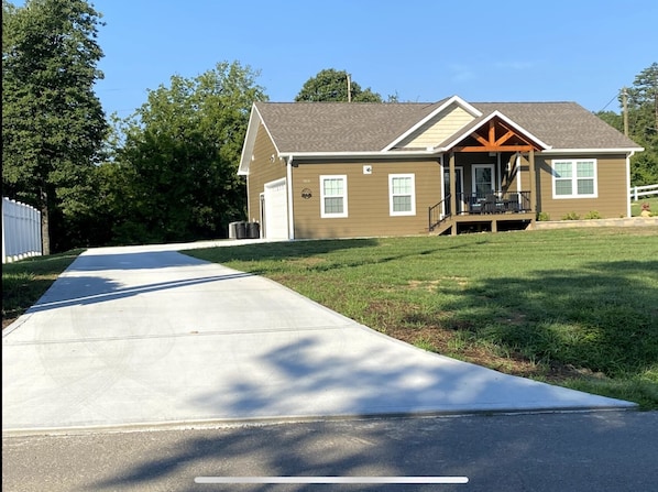 Easy accessible from main road.
1 Mile to Parkway light #3 Pigeon Forge 