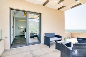 Balcony on the first floor with sea view