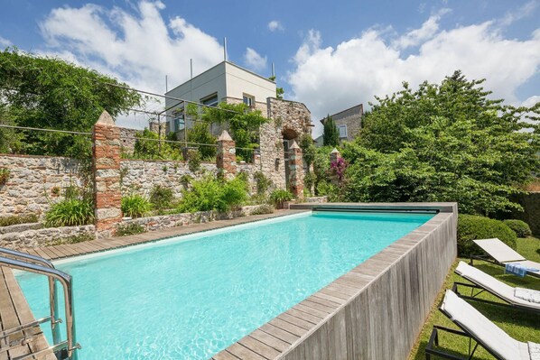Building Exterior, Garden, Pool