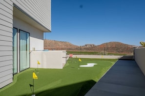 Outdoor putting green