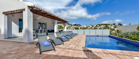 med privat pool og terrasse