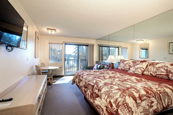 Wake up to gorgeous morning sunshine | King Bed | Main Level