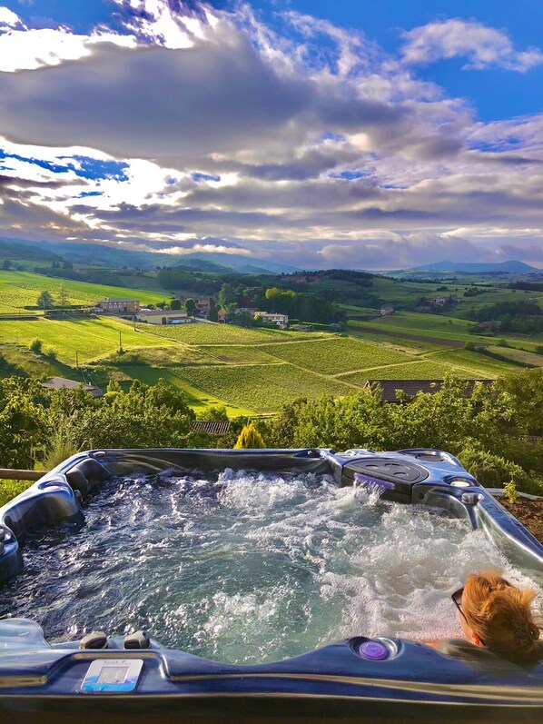 Outdoor spa tub