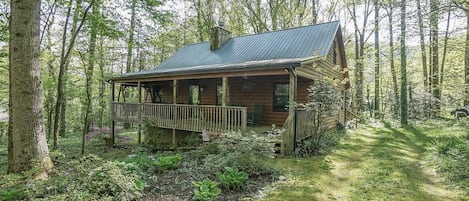 Exterior view shows the beauty and privacy offered at Bearly Rustic 