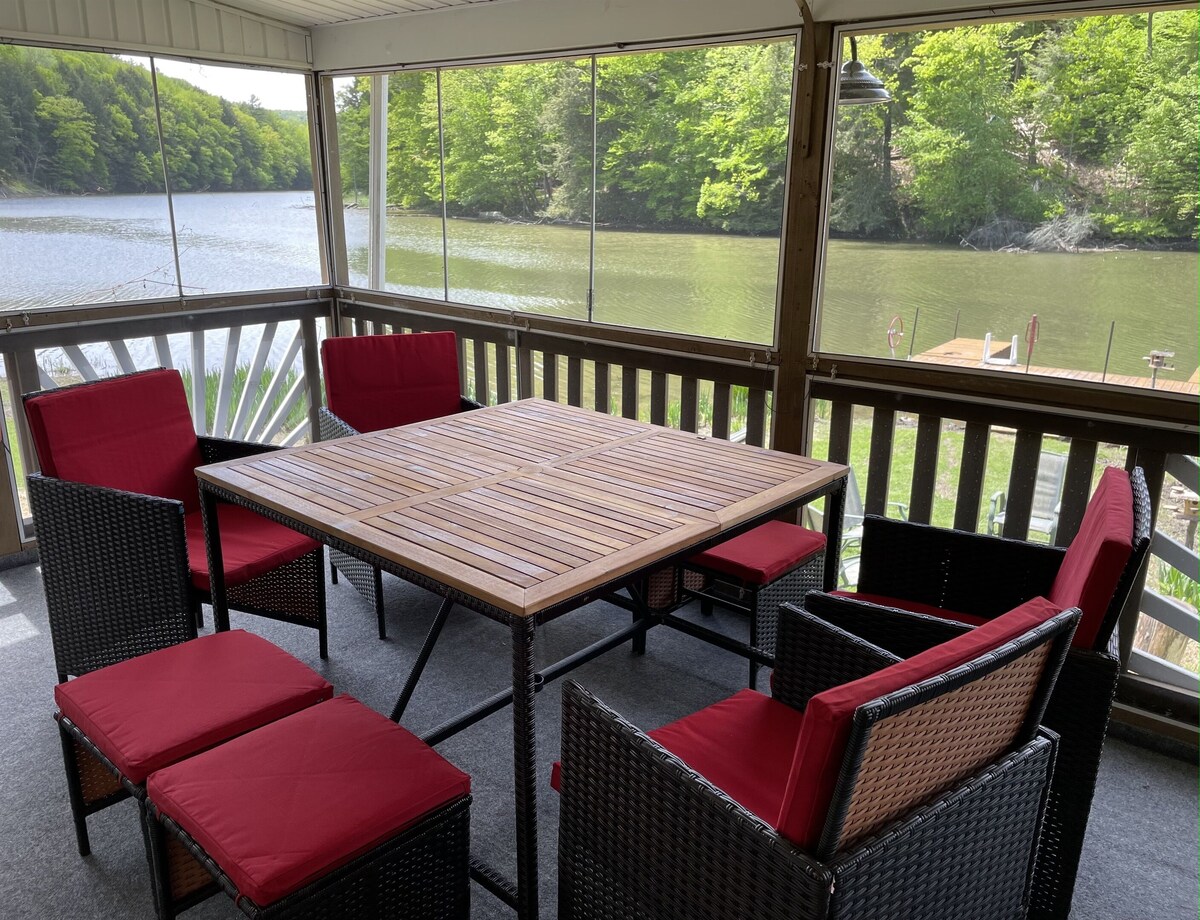 Riverhouse NEW renovation, riverfront, game rm, fishing, swimming, paddle sports