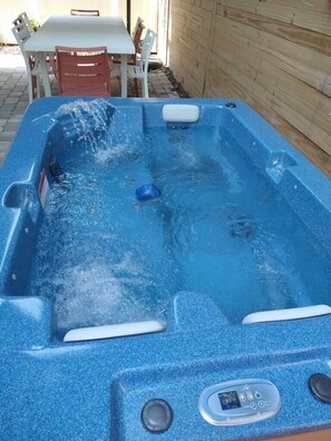 Brand New hot tub for 2-3 people