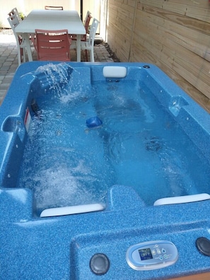 Brand New hot tub for 2-3 people