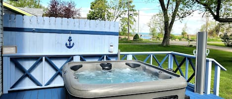 Outdoor spa tub