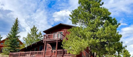 Front deck and balcony with views of Red Mountain and Roundtop!