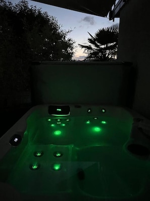 Outdoor spa tub