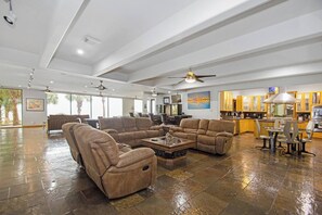 Living area (3)
