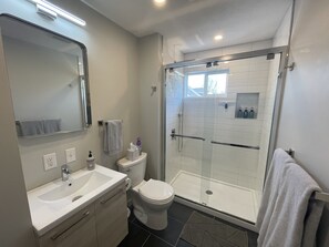 Updated bathroom with linens for 8, plenty of space to hang wet towels *UPSTAIRS