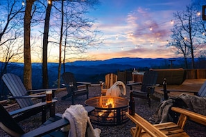 When was the last time you get together around a firepit with friends and family, surrounded by GORGEOUS mountain views and the beauty of nature? Embrace this special moment and create unforgettable memories during your stay!