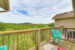 Private Deck | Self Check-In | 4 Mi to Moonshine Beach on Table Rock Lake