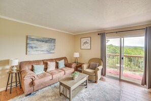 Living Room | Smart TV | Free WiFi | Central Heating & A/C
